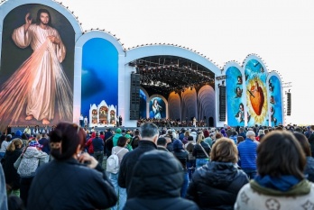 tłum na koncercie na białych morzach
